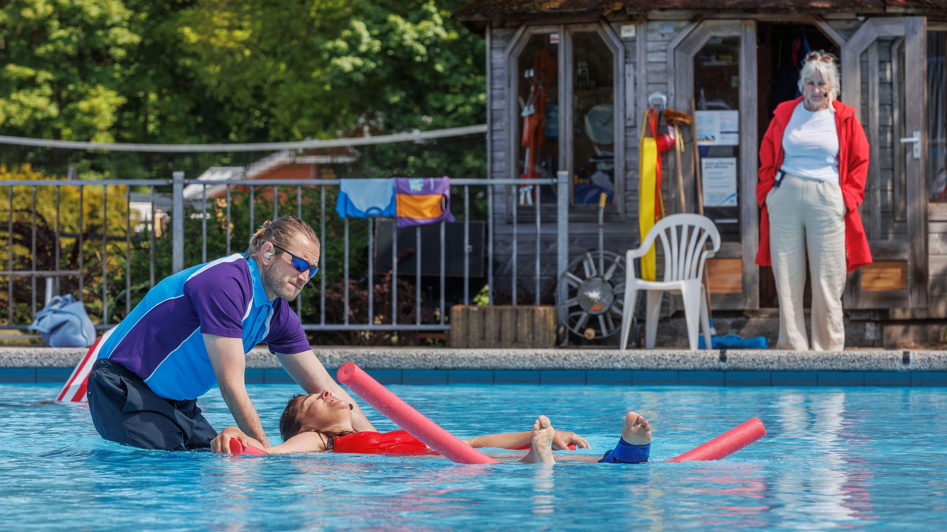 Tryater repeteert met badgasten in openluchtbad Bakkeveen voor theatervoorstelling ‘Swimbad’: ‘Er ha