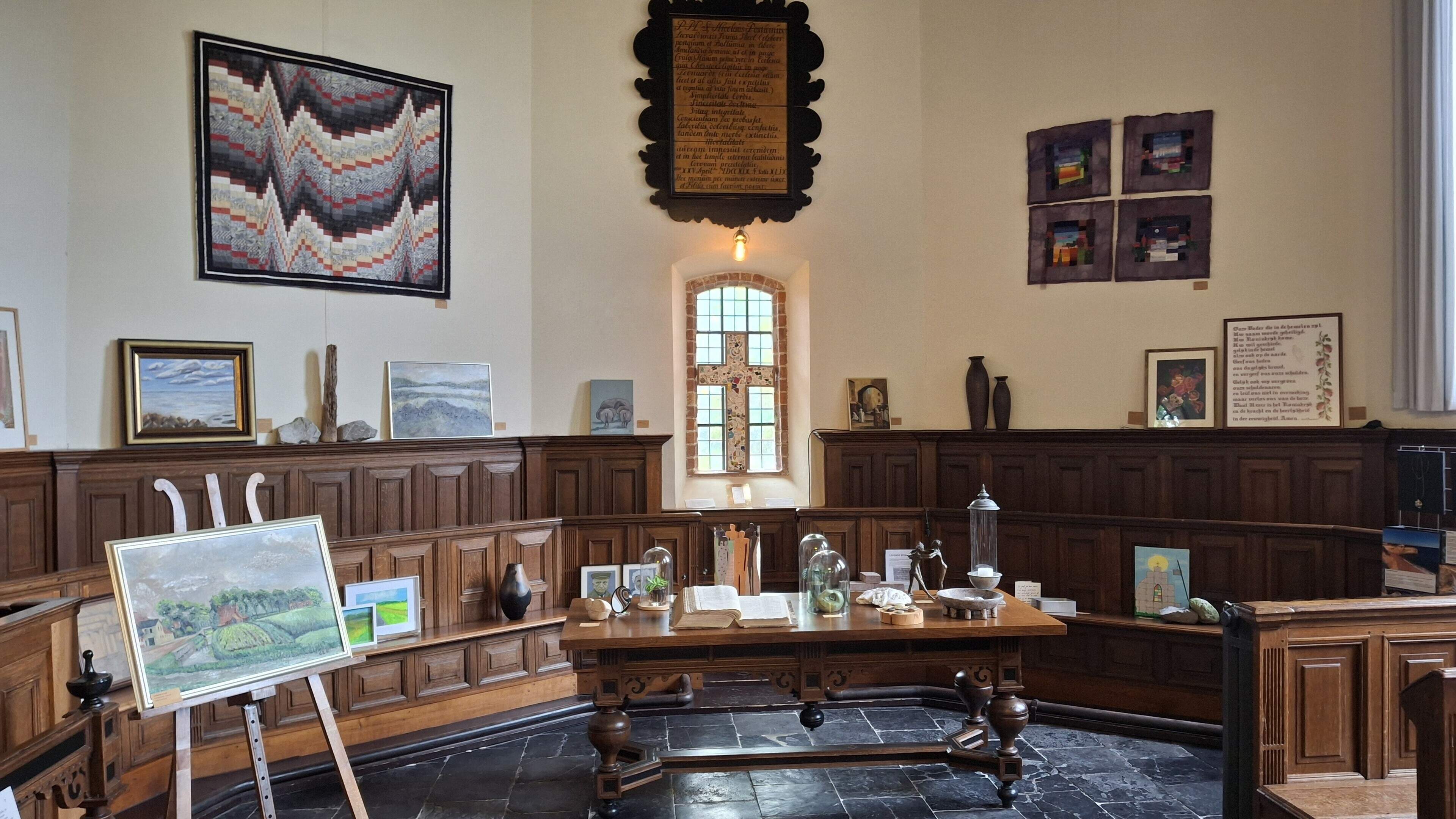 In Ternaard leeft en bloeit het: in én buiten de kerk; expositie 'Levende Stenen' en pastorietuin ge