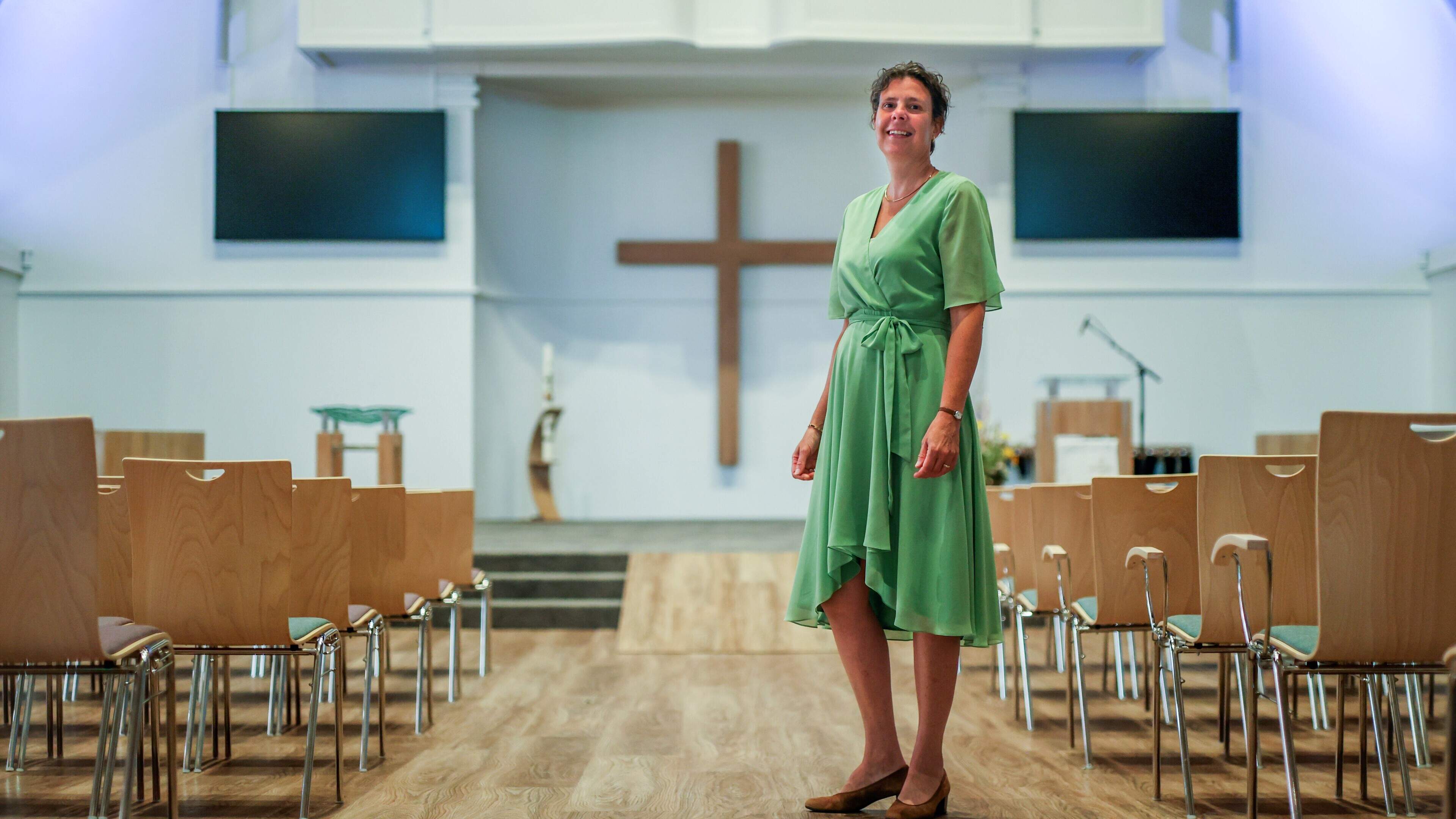 Heleen Schotanus is predikant in haar droomplek Bolsward: ’Ik kom met lege handen en wil me door God